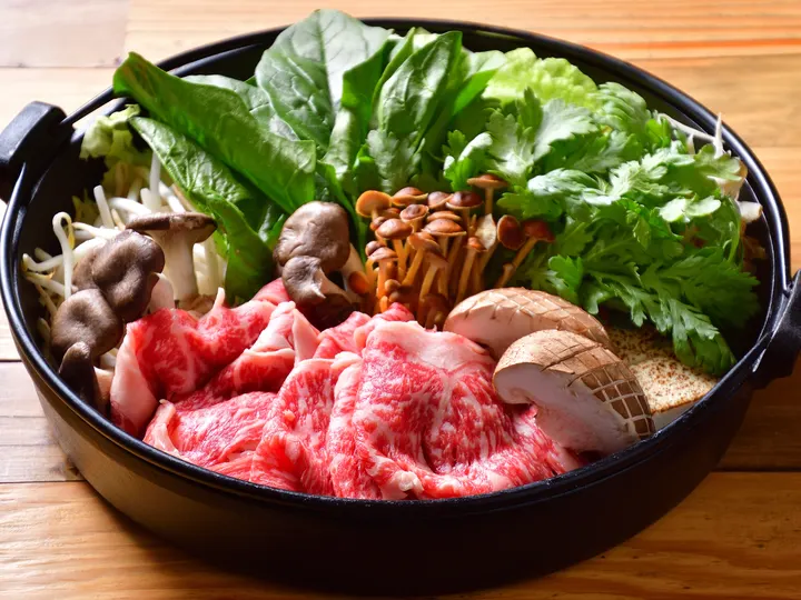 SHIN 湯治 HOTEL LULUD(群馬県):鍋に盛られたすき焼きの肉と野菜