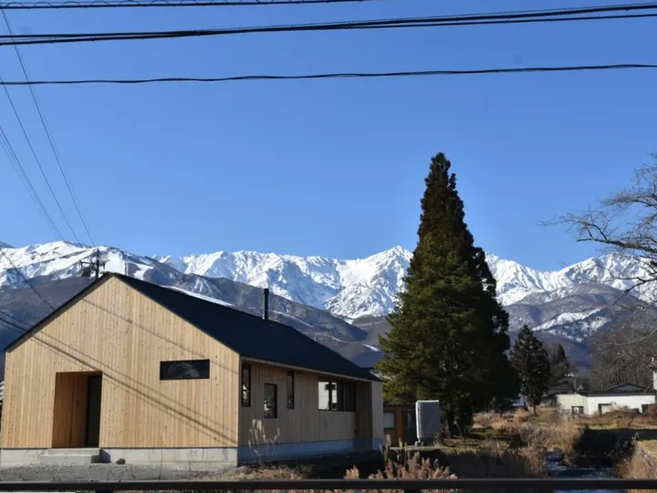 JOKIJOKI Hakuba(長野県):雪山を背にした木の宿