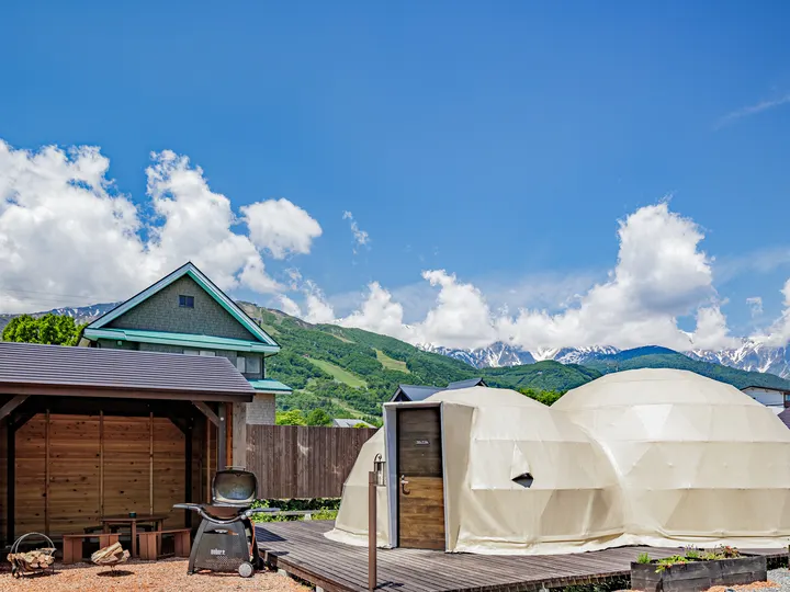 From P(長野県):山並みを背にしたドーム型の客室