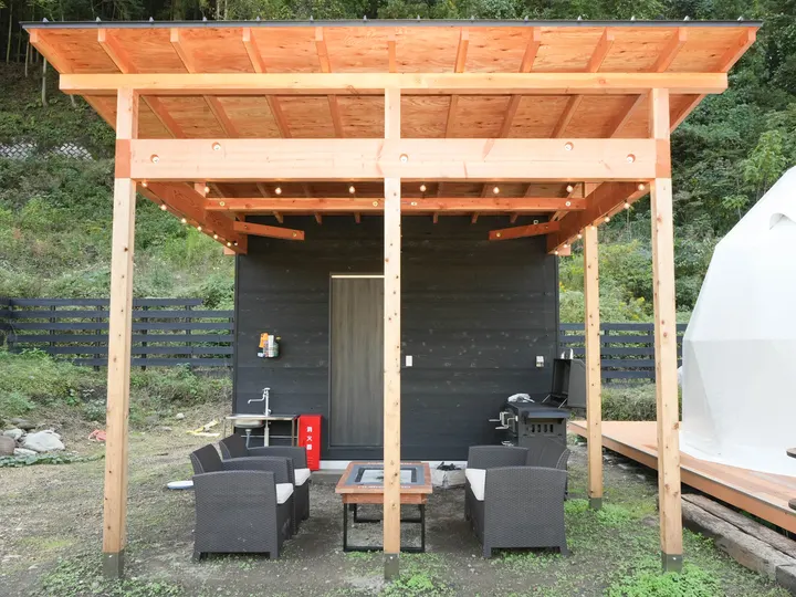 NUMATANA glamping resort(群馬県):木の屋根の下の焚き火台
