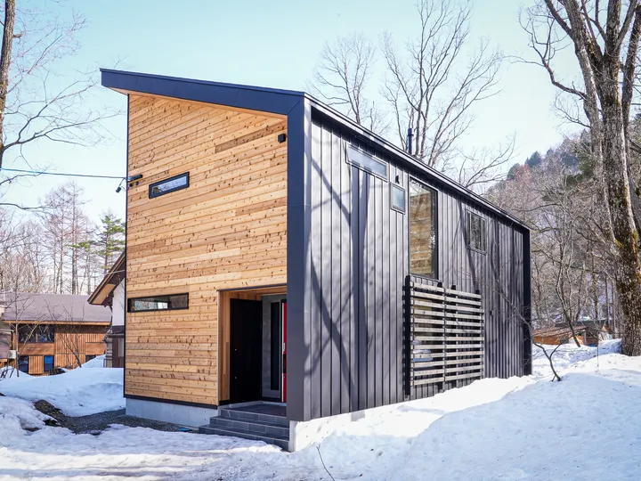 Chalet de Cotto(長野県):雪の中に建つ黒いシャレー